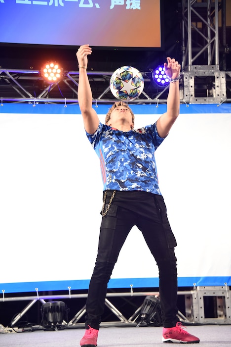 リフティングを披露するRIKU。