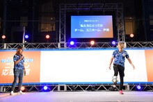 北澤豪（左）に見守られながらリフティングを行うRIKU（右）。