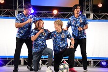 記念撮影をする城彰二、北澤豪、RIKU、中澤佑二。