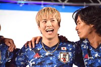 中澤佑二（右）に「いい匂いがする」と匂いを嗅がれるRIKU（中央）。