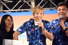 くじを引くRIKU。