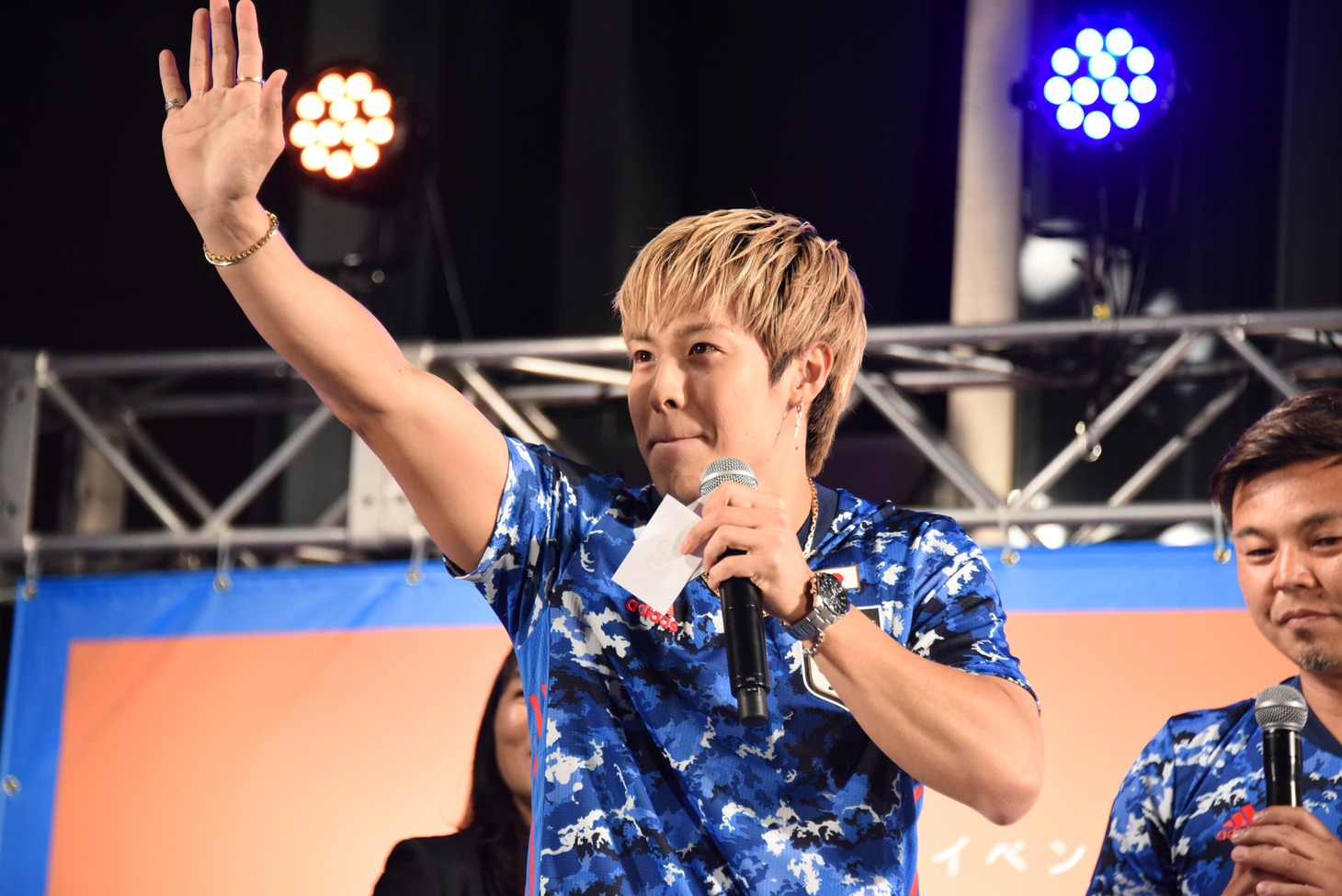 “エアハイタッチ”するRIKU。