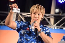 当選番号を客席に見せるRIKU。