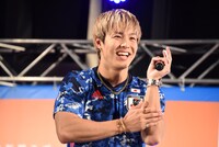 拍手をするRIKU。