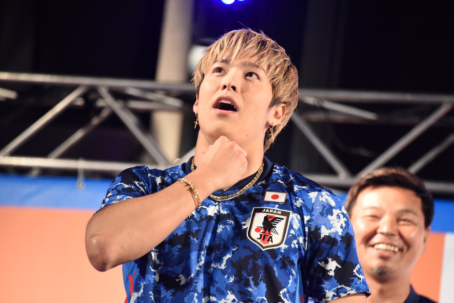「ニッポンチャチャチャ」の掛け声のために喉の調子を整えるRIKU。