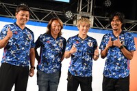 左から城彰二、北澤豪、RIKU、中澤佑二。