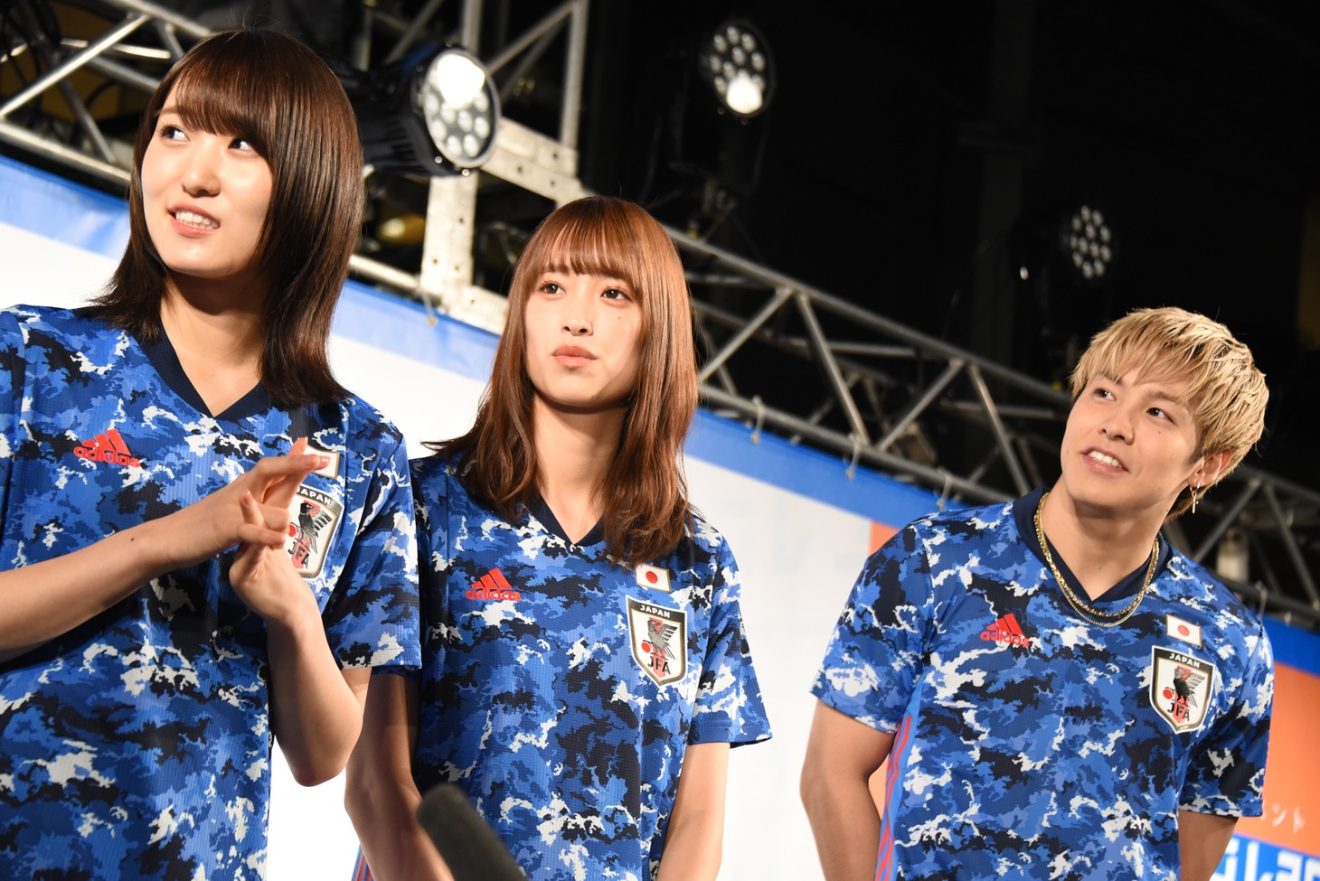 囲み取材に応える菅井友香、佐々木久美、RIKU。
