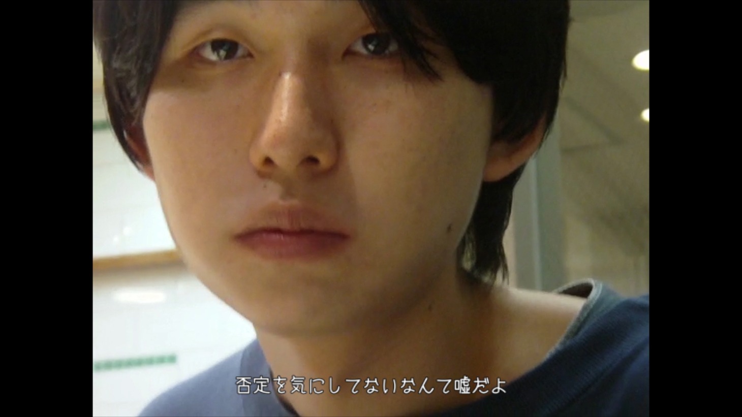Mega Shinnosuke「明日もこの世は回るから」MVのワンシーン。