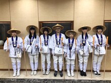 「#BiSHお遍路」に挑むBiSHと渡辺淳之介。（写真提供：エイベックス）