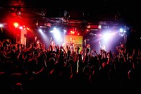 BiSHのフリーライブの様子。（写真提供：エイベックス）
