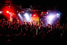 BiSHのフリーライブの様子。（写真提供：エイベックス）