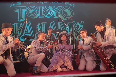 コムアイ（中央）と東京スカパラダイスオーケストラ。（撮影：柴田恵理）