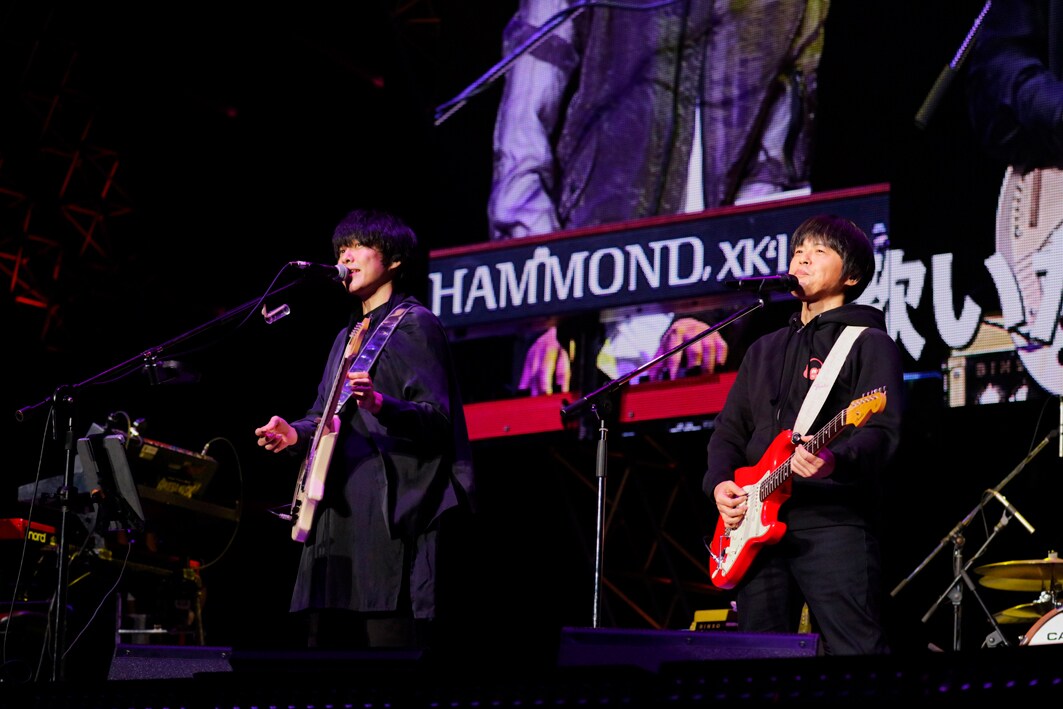 フジファブリック、1万4000人の前でバカリズムとコラボ