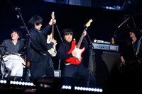 バカリズムとフジファブリックによるコラボユニット・フジファブリズム。（撮影：山内洋枝）