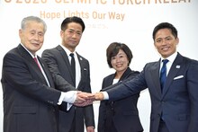 手を重ねて意気込む森喜朗東京2020組織委員会会長、EXILE HIRO、野口みずき、野村忠宏（左から）。