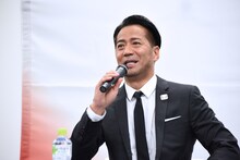 記者からの質問に答えるEXILE HIRO。