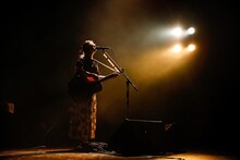 「阿部真央弾き語りらいぶ2019」東京・TSUTAYA O-EAST公演の様子。（撮影：笹森健一）