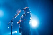 「阿部真央弾き語りらいぶ2019」東京・TSUTAYA O-EAST公演の様子。（撮影：笹森健一）