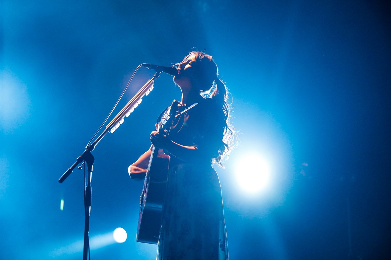 「阿部真央弾き語りらいぶ2019」東京・TSUTAYA O-EAST公演の様子。（撮影：笹森健一）