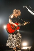 「阿部真央弾き語りらいぶ2019」東京・TSUTAYA O-EAST公演の様子。（撮影：笹森健一）