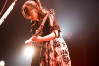 「阿部真央弾き語りらいぶ2019」東京・TSUTAYA O-EAST公演の様子。（撮影：笹森健一）