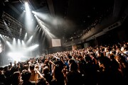 「阿部真央弾き語りらいぶ2019」東京・TSUTAYA O-EAST公演の様子。（撮影：笹森健一）