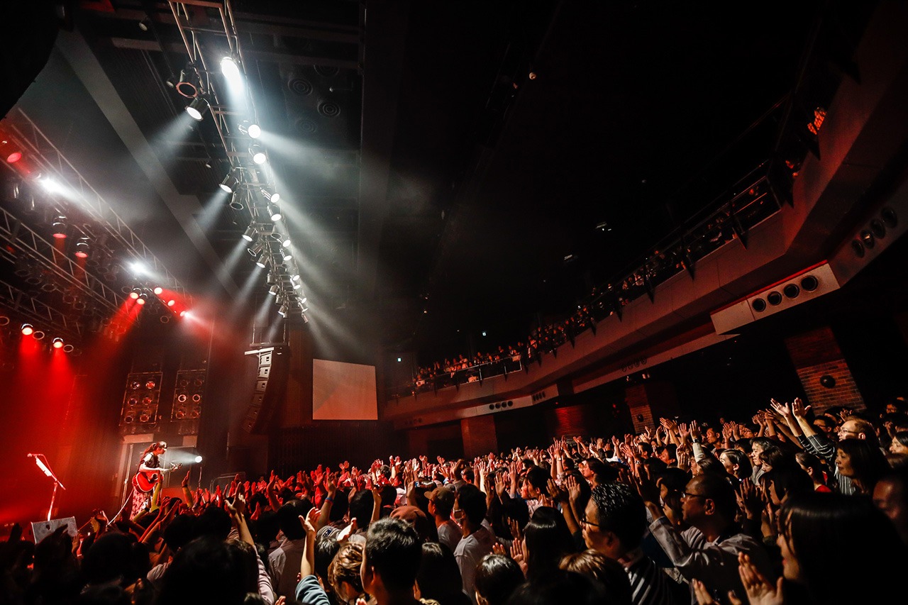 「阿部真央弾き語りらいぶ2019」東京・TSUTAYA O-EAST公演の様子。（撮影：笹森健一）