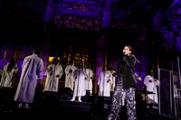 AI「AI 20周年記念プレミアムライブ with ゴスペル聖歌隊」の様子。（撮影：上飯坂一）