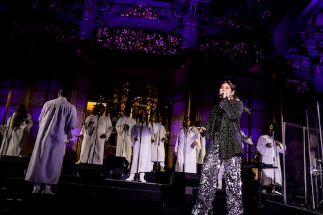 AI「AI 20周年記念プレミアムライブ with ゴスペル聖歌隊」の様子。（撮影：上飯坂一）