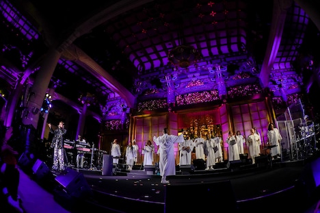 AI「AI 20周年記念プレミアムライブ with ゴスペル聖歌隊」の様子。（撮影：上飯坂一）