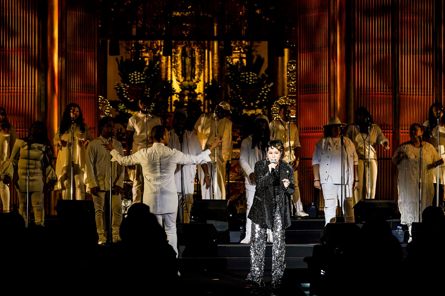 AI「AI 20周年記念プレミアムライブ with ゴスペル聖歌隊」の様子。（撮影：上飯坂一）