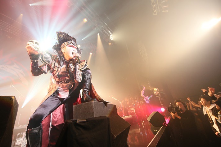 デーモン閣下「DEMON'S ROCK "DKR（うたどくろ）" TOUR」ファイナル公演の様子。（写真提供：アリオラジャパン）