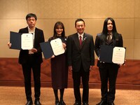 左から倉見尚也氏、水谷果穂、鈴木康友浜松市長、もりもりもと。