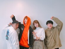 両端がラブレターズ、中央がCzecho No Republicの武井優心（Vo, B）、タカハシマイ（Syn, G, Vo）。