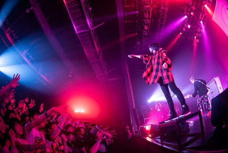 合唱する観客にマイクを向けるHARUNA（SCANDAL）。（撮影：ヤオタケシ）