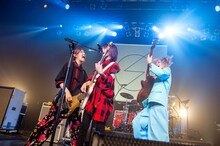 演奏しながらHARUNAに駆け寄るTOMOMIとMAMI。（撮影：ヤオタケシ）