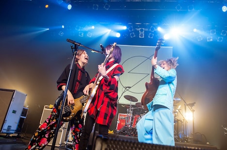 演奏しながらHARUNAに駆け寄るTOMOMIとMAMI。（撮影：ヤオタケシ）