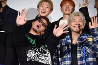 手を振る数原龍友（左）、小森隼（右）。