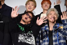 手を振る数原龍友（左）、小森隼（右）。