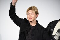 手を振る佐野玲於。