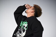 目元を押さえる数原龍友。