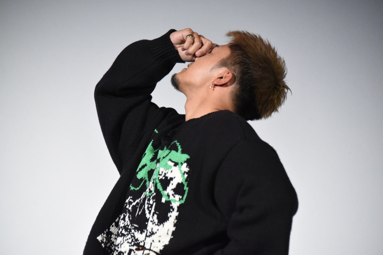 目元を押さえる数原龍友。