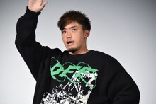 手を挙げる数原龍友。