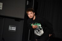 お辞儀をする数原龍友。