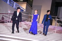 左から新城毅彦、八木アリサ、鈴木勝大。