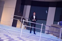 橋本環奈を待つ片寄涼太。