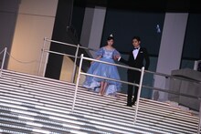 橋本環奈（左）の手を取る片寄涼太（右）。