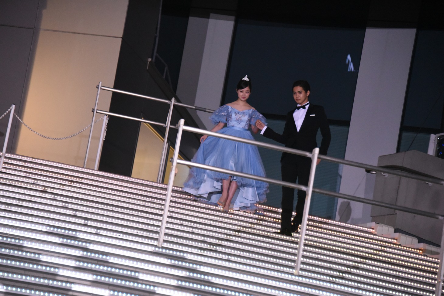 橋本環奈（左）の手を取る片寄涼太（右）。