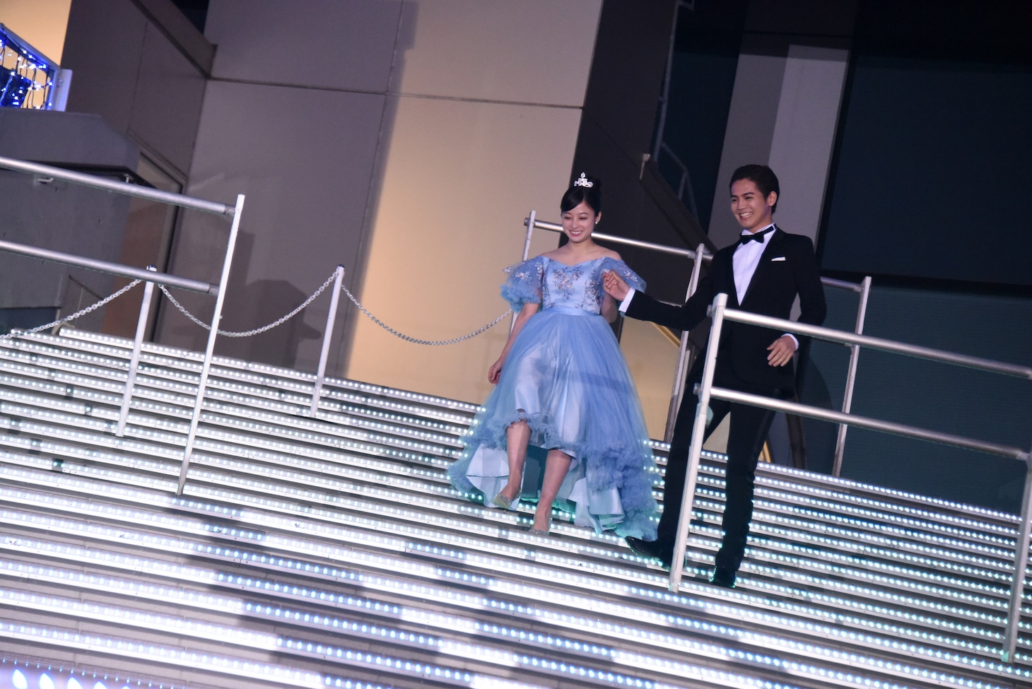 片寄涼太（右）にエスコートされ、階段を降りる橋本環奈（左）。