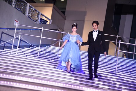 片寄涼太（右）にエスコートされ、階段を降りる橋本環奈（左）。